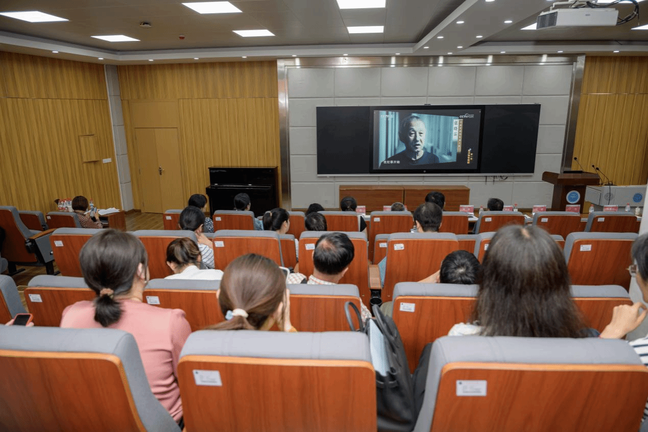 麻豆国产
召开全面从严治党暨师德师风警示教育会